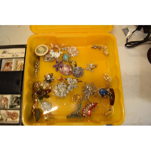 193 - A collection of costume jewellery to include a portable jewellery box with a mirror backed lid.