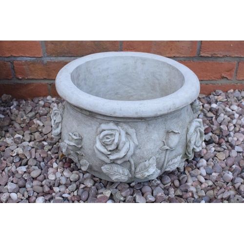 317 - Reconstituted stone small rose planter. 

Made in England, these items are frost and weather proof. ... 