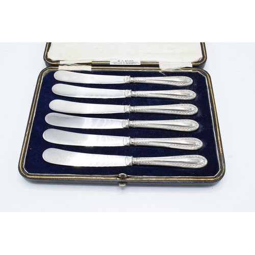 233 - A cased set of silver handled small knives, hallmarked Sheffield 1919.