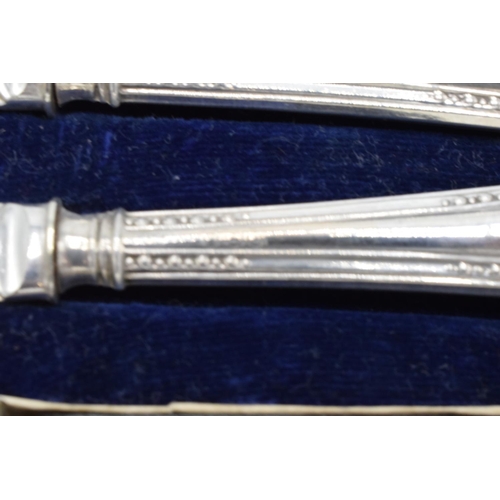 233 - A cased set of silver handled small knives, hallmarked Sheffield 1919.