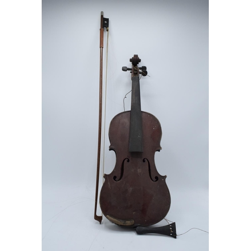 257 - A late 19th/ early 20th century violin and associated bow with the following label on the inside 'E.... 