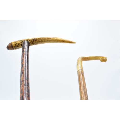 323 - A pair of 20th century wooden riding crops (2). 82cm tall. In good condition with no obvious damage ... 