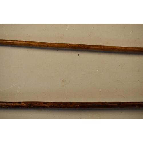 323 - A pair of 20th century wooden riding crops (2). 82cm tall. In good condition with no obvious damage ... 