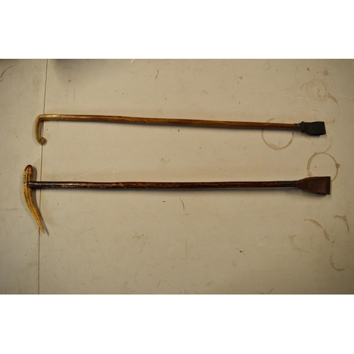 323 - A pair of 20th century wooden riding crops (2). 82cm tall. In good condition with no obvious damage ... 