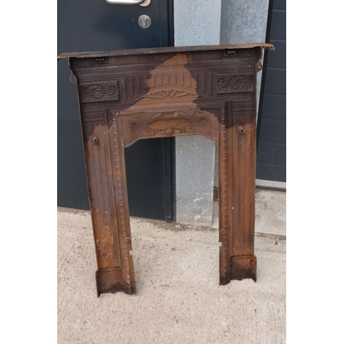 326 - Victorian cast iron fireplace. 72 x 12 x 91cm.