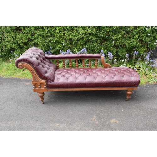 331 - An Edwardian/ early 20th century chaise longue with leather upholstery. 195cm long. In good conditio... 