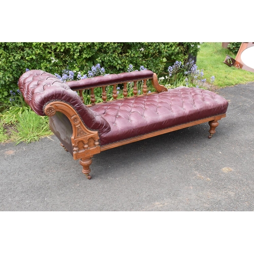 331 - An Edwardian/ early 20th century chaise longue with leather upholstery. 195cm long. In good conditio... 