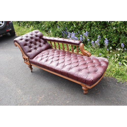 331 - An Edwardian/ early 20th century chaise longue with leather upholstery. 195cm long. In good conditio... 