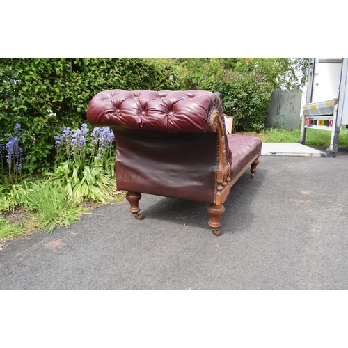 331 - An Edwardian/ early 20th century chaise longue with leather upholstery. 195cm long. In good conditio... 