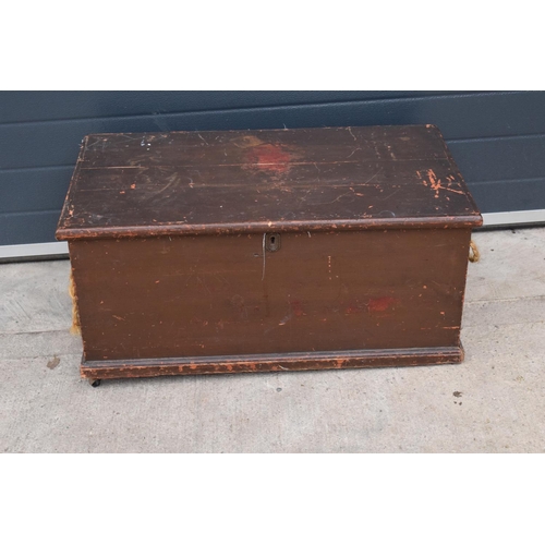 351 - An early 20th century painted pine chest / tool chest with rope handles. 86cm long. In good function... 