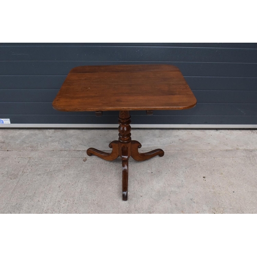 355 - A George III square-topped tripod table. In good condition with some age related wear and tear. 77 x... 