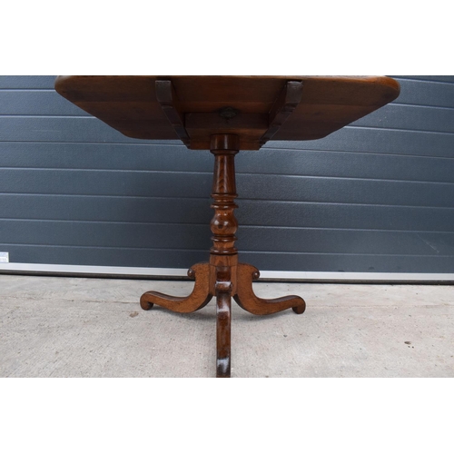 355 - A George III square-topped tripod table. In good condition with some age related wear and tear. 77 x... 