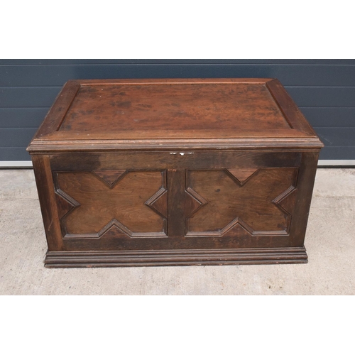 359 - A large Victorian oak coffer / blanket box with hinged lid. 114 x 76 x 60cm. In good functional cond... 