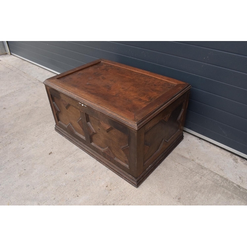 359 - A large Victorian oak coffer / blanket box with hinged lid. 114 x 76 x 60cm. In good functional cond... 