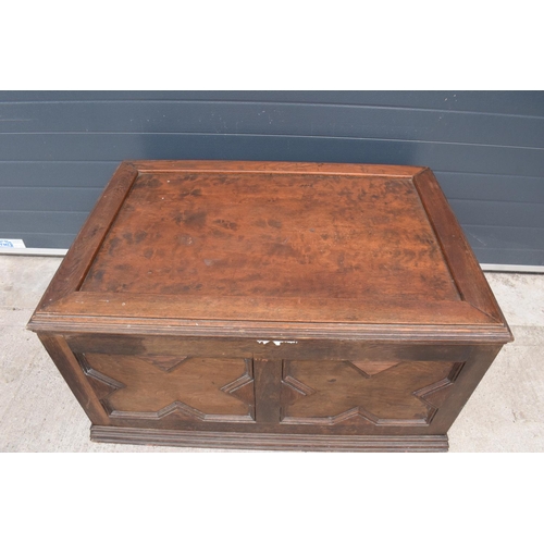 359 - A large Victorian oak coffer / blanket box with hinged lid. 114 x 76 x 60cm. In good functional cond... 