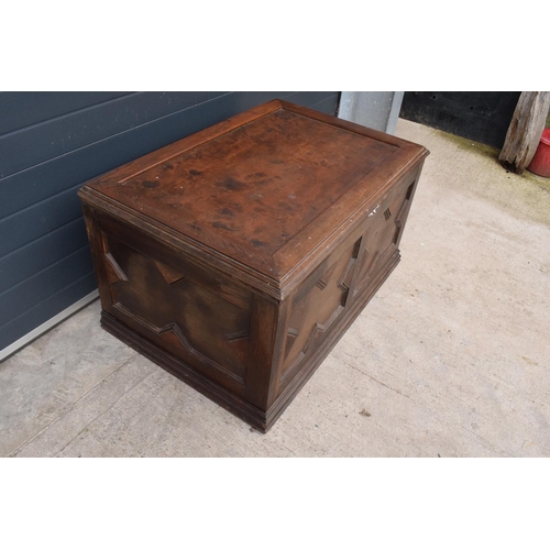 359 - A large Victorian oak coffer / blanket box with hinged lid. 114 x 76 x 60cm. In good functional cond... 