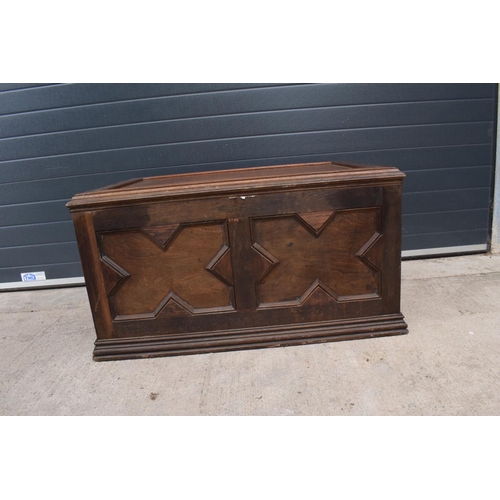 359 - A large Victorian oak coffer / blanket box with hinged lid. 114 x 76 x 60cm. In good functional cond... 