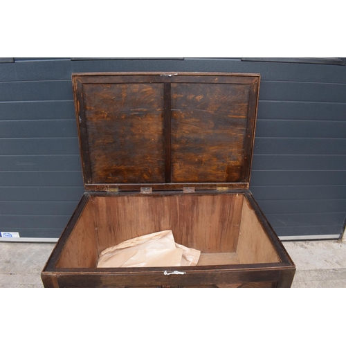 359 - A large Victorian oak coffer / blanket box with hinged lid. 114 x 76 x 60cm. In good functional cond... 