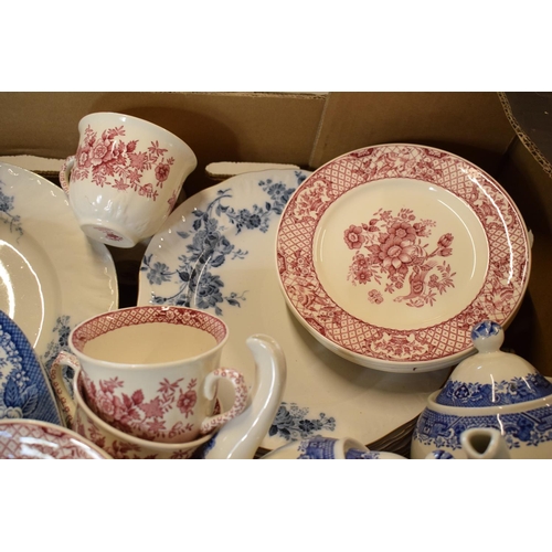 18 - A collecton of 19th and 20th century tea and dinner ware to include blue and white plates etc by mak... 