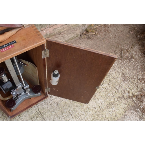 253 - A wooden cased Casella London Vernier Reading Manometers together with instruction leaflet for the s... 