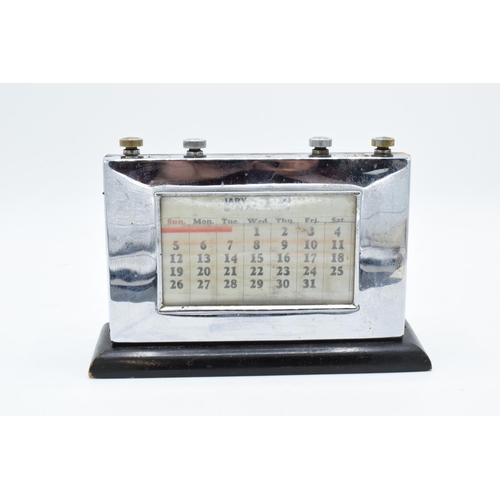 275 - Vintage 20th century chrome plated perpetual desk calendar in working order. 15cm tall.