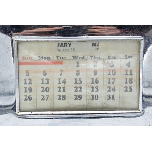 275 - Vintage 20th century chrome plated perpetual desk calendar in working order. 15cm tall.