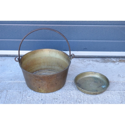 287 - A late 19th/ early 20th century solid brass jam pan together with a brass dish (2). 33cm diameter.