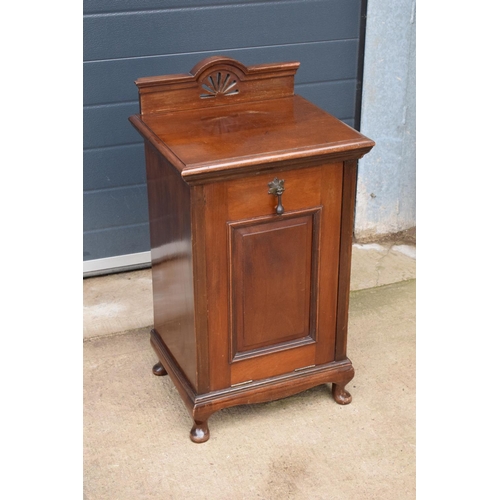 300 - Edwardian coal purdonium/ coal scuttle in the form of a cabinet. In good functional condition. 77 x ... 