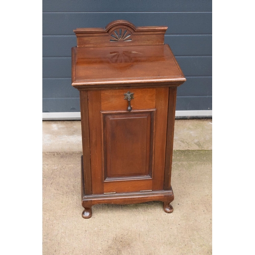 300 - Edwardian coal purdonium/ coal scuttle in the form of a cabinet. In good functional condition. 77 x ... 