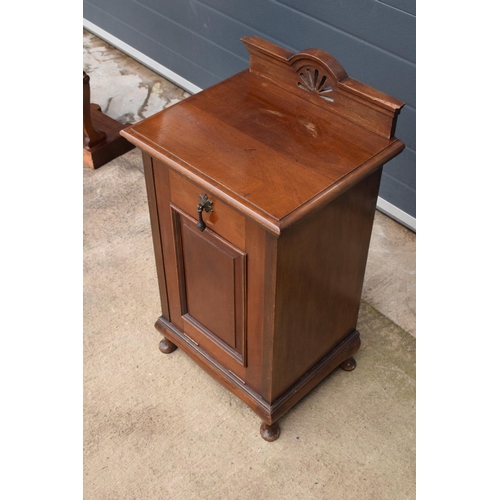 300 - Edwardian coal purdonium/ coal scuttle in the form of a cabinet. In good functional condition. 77 x ... 