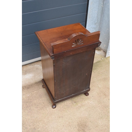 300 - Edwardian coal purdonium/ coal scuttle in the form of a cabinet. In good functional condition. 77 x ... 