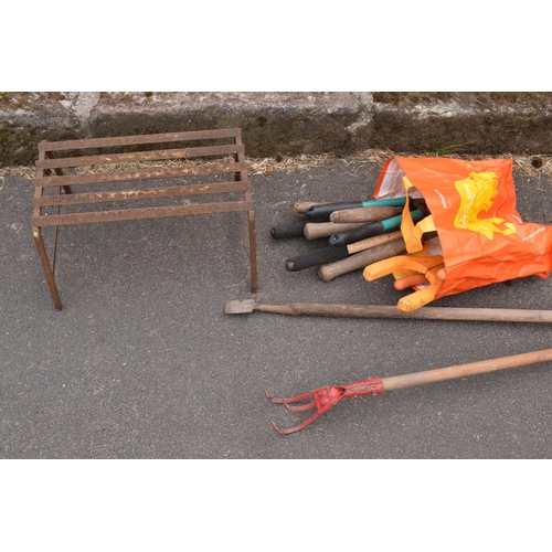 301E - A collection of vintage saws in a carry bag together with a collection of garden tools and a hop up ... 