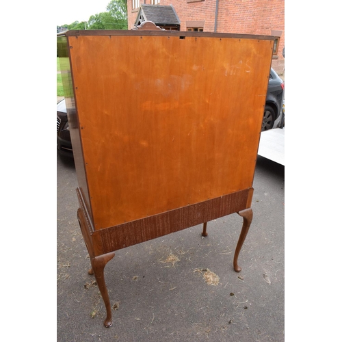 319 - An early 20th Century Queen Anne style walnut drinks / cocktail cabinet with the doors opening to re... 