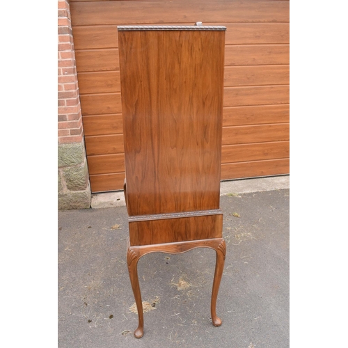 319 - An early 20th Century Queen Anne style walnut drinks / cocktail cabinet with the doors opening to re... 