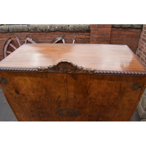 319 - An early 20th Century Queen Anne style walnut drinks / cocktail cabinet with the doors opening to re... 