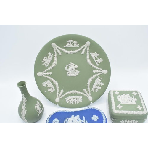 86 - A collection of Wedgwood Jasperware to include a plate, trinkets and a tray mainly in sage green tho... 