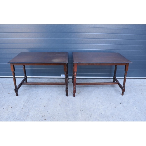 370 - A pair of late 20th century 4 seater pub tables (2). 106 x 68 x 75cm tall. In good functional condit... 