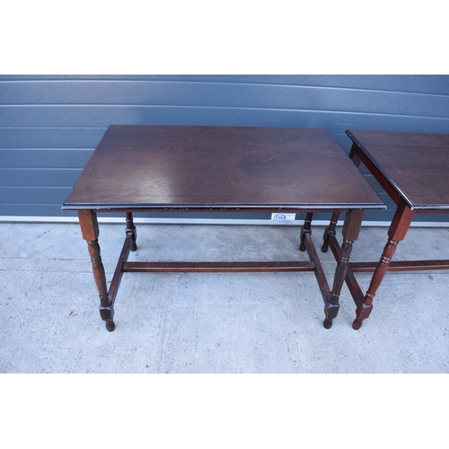 370 - A pair of late 20th century 4 seater pub tables (2). 106 x 68 x 75cm tall. In good functional condit... 