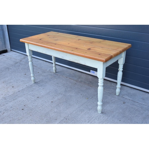 372 - A late 20th century pine topped kitchen table with painted shabby chic legs. 152 x 70 x 78cm tall. I... 