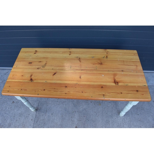 372 - A late 20th century pine topped kitchen table with painted shabby chic legs. 152 x 70 x 78cm tall. I... 