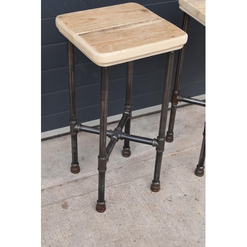 383 - A pair of modern industrial style pub stools with wooden seats (2). 76cm tall. In good functional co... 