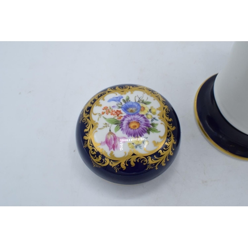 95O - A collection of early 20th century Meissen porcelain to include a circular trinket box with floral s... 