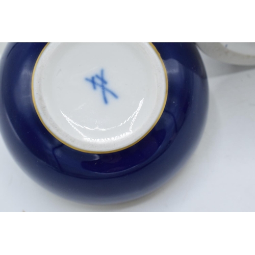 95O - A collection of early 20th century Meissen porcelain to include a circular trinket box with floral s... 