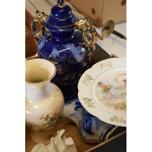 18 - A mixed collection of 19th and 20th century pottery to include an Alice Austria plate, Sadler, unmar... 