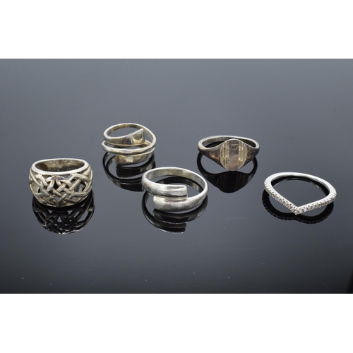 304 - A collection of silver 925 rings to consist of various sizes and designs, some are set with semi-pre... 