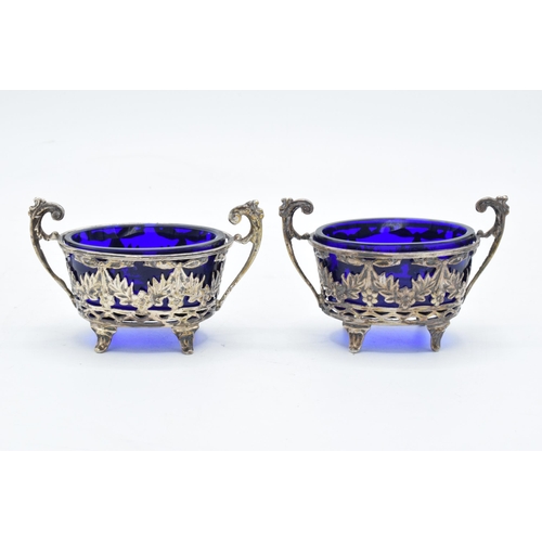 321 - A pair of silver table salts with associated blue glass liners (2). Chester 1894. 101.3 grams of sil... 