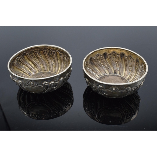 324 - A pair of silver salts hallmarked for Birmingham 1893. 51.8 grams. In good condition.