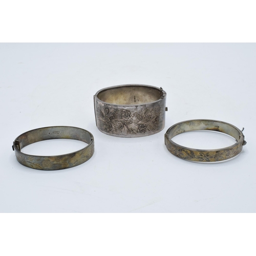 328 - A collection of silver bangles / bracelets with floral decorations. 79.5 grams. In good condition. S... 