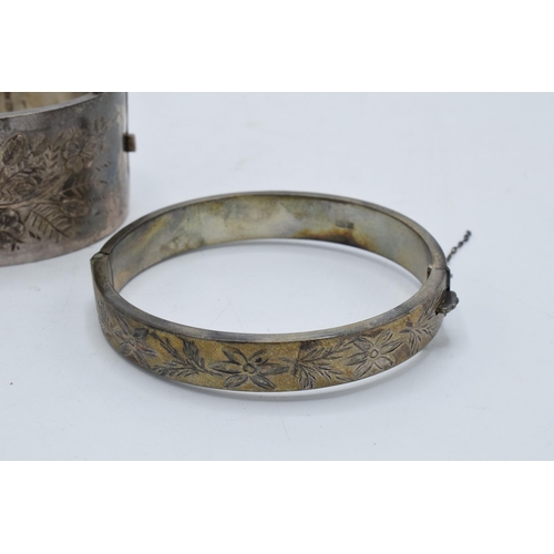 328 - A collection of silver bangles / bracelets with floral decorations. 79.5 grams. In good condition. S... 