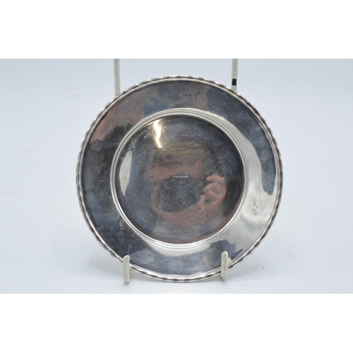 332 - A silver circular tray / plate. 13.5cm diameter. 93.1 grams. Sheffield 1910. Henry Pidduck and Sons.